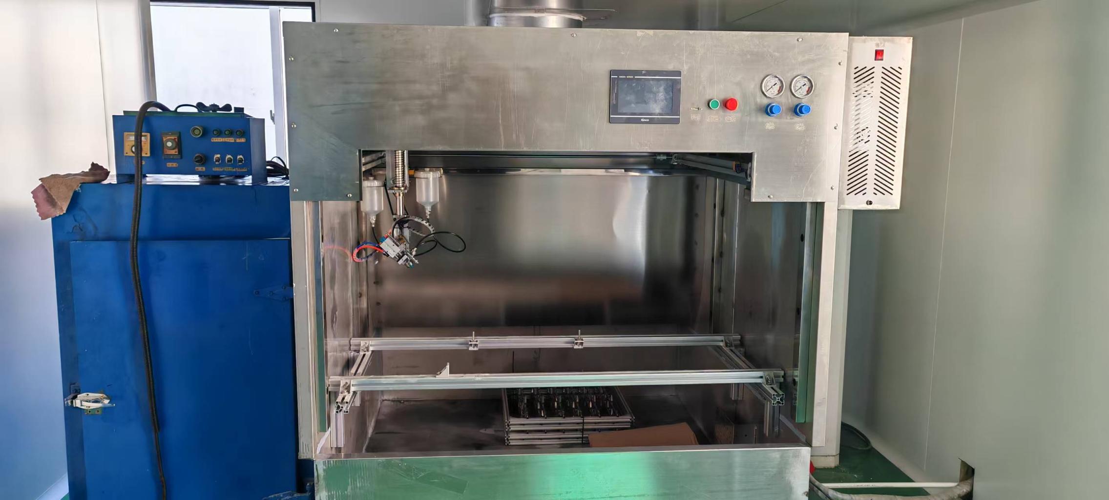 Máquina de pulverizado y dosificado que aplica la capa base