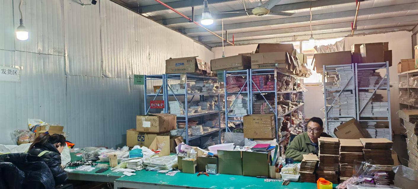 Zona de empaque y expedición con estanterías surtidas