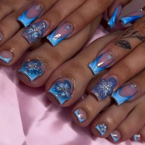 Uñas postizas medianas con flores 3D azules y detalles metálicos — C122