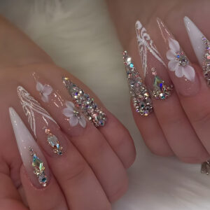 Uñas Postizas Stiletto con Flores Blancas y Cristales CJCY-422