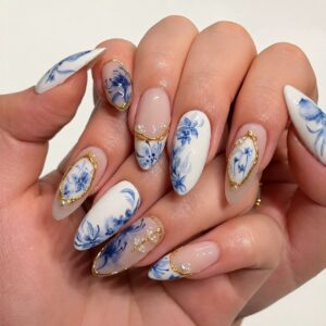 Uñas de Porcelana Azul con Flores Pintadas XZ117 – Almendra con Perlas