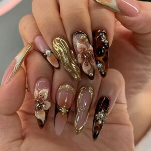 Uñas Stiletto Doradas con Ondas 3D y Flores AS60 – Largas