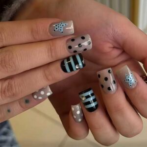 Uñas Cortas con Estrellas, Lunares y Rayas WW59 – Azul Claro y Negro