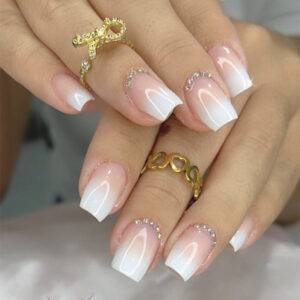 Uñas Postizas Cuadradas con Degradado Blanco y Cristales D-107