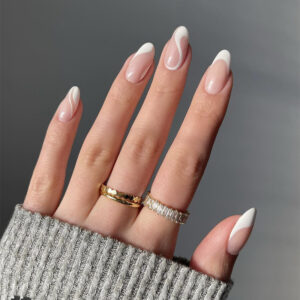 Uñas postizas con french blanco minimalista y líneas finas — Y-187