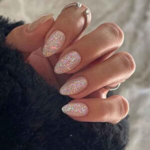 Uñas postizas cortas con purpurina champán y destellos iridiscentes — Y-245
