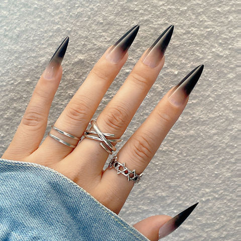 Uñas postizas stiletto largas negras