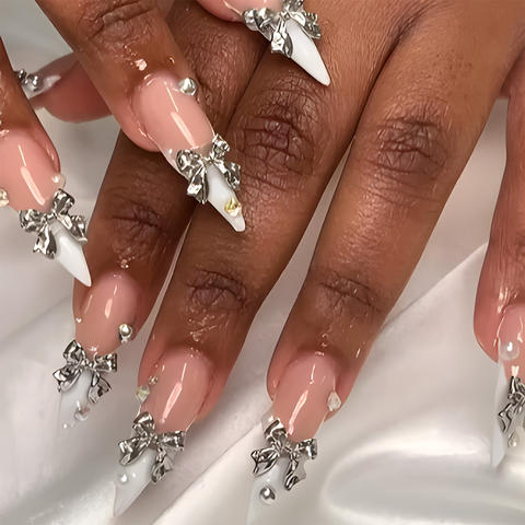 Uñas postizas con patrón francés de mariposa y diamantes
