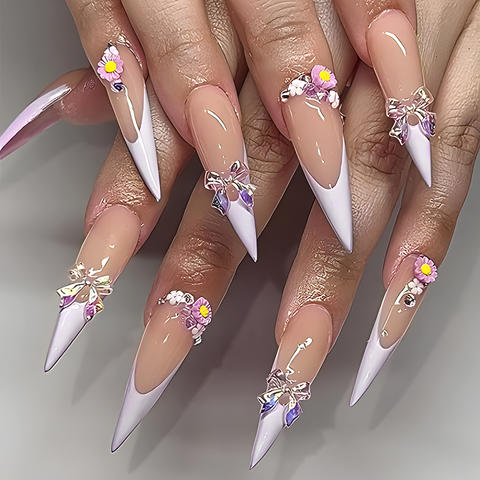 Diseño de uñas francés blanco con flor y lazo