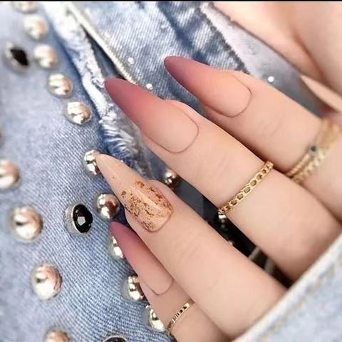 Uñas postizas góticas con foil dorado