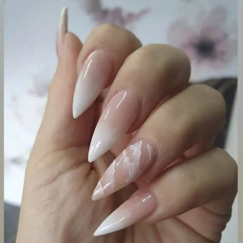 Uñas postizas stiletto largas con patrón veteado