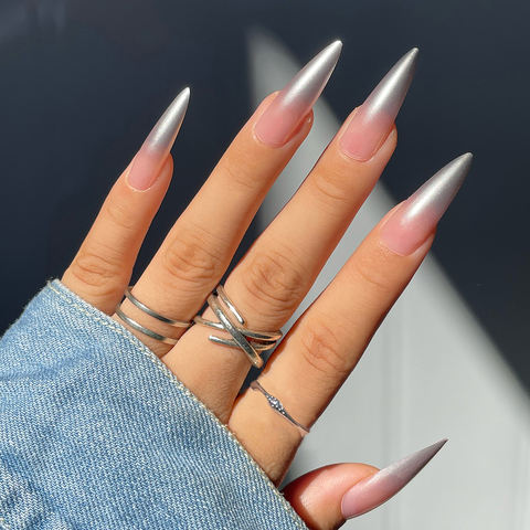 Uñas postizas stiletto largas plateadas
